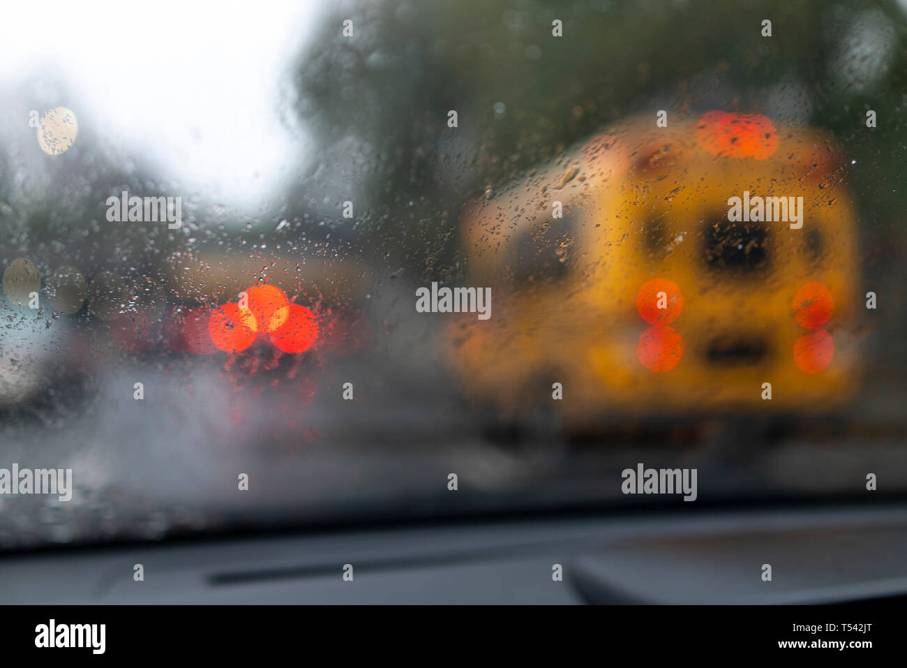 School Bus blur aus Auto Stockfoto