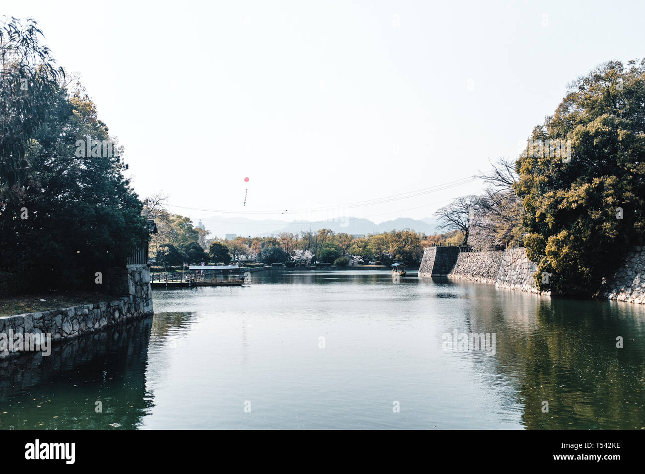 Die Wände und Wasser um Hiroshima Castle, Japan Stockfoto