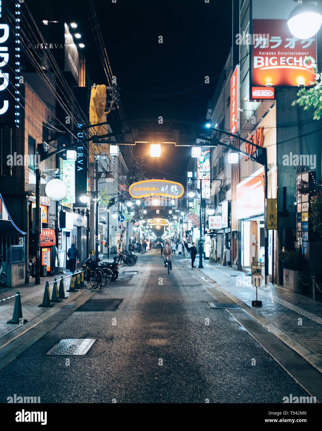 Die Straßen von Hiroshima in der Nacht Stockfoto