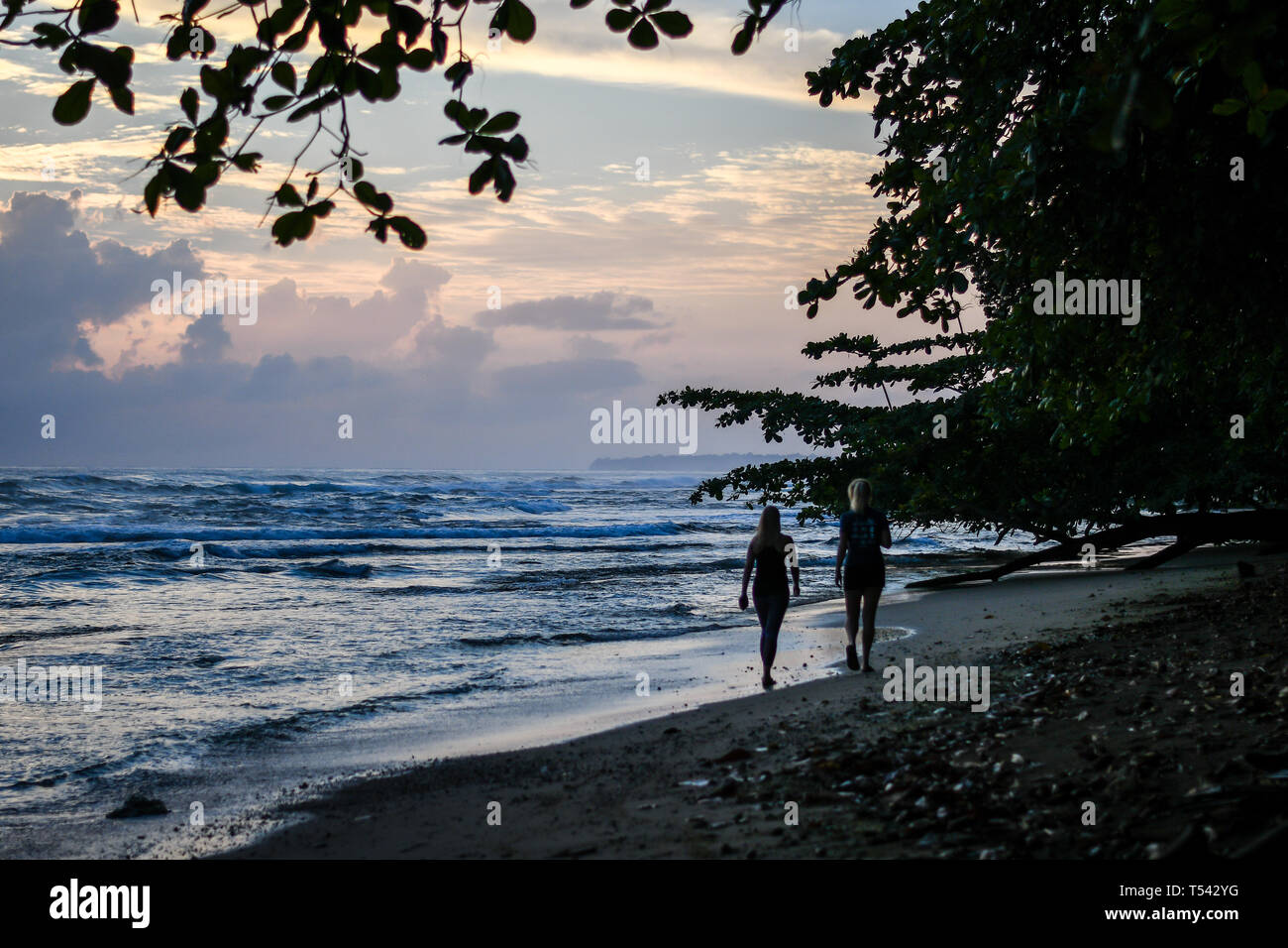 Zwei Mädchen zu Fuß am Strand in Puerto Viejo, Costa Rica Stockfoto