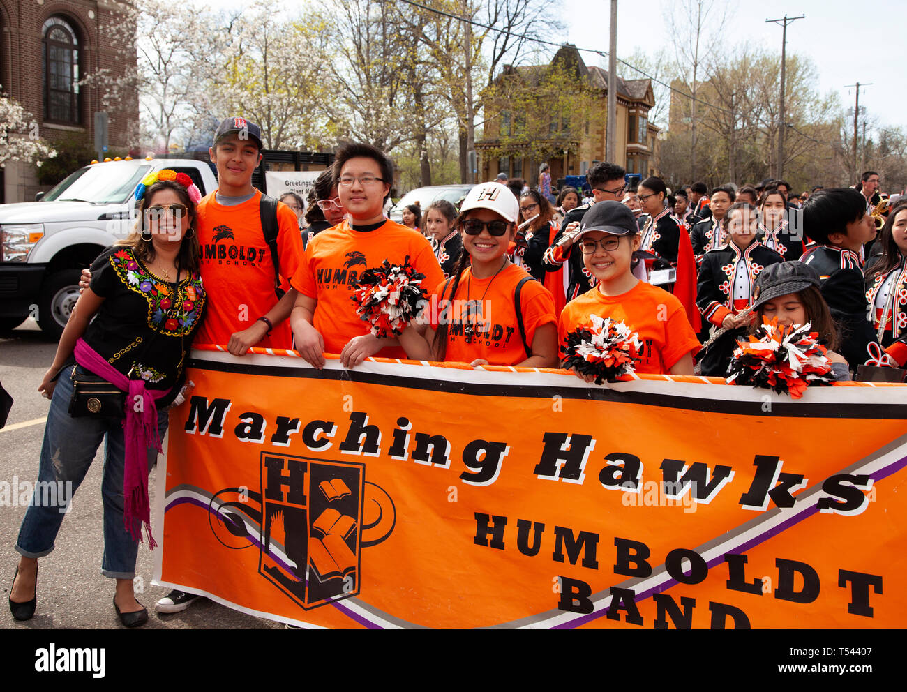 Gruppe Teens aus dem Marschieren Falken Humboldt Band im Cinco de Mayo Parade teilnehmen. St. Paul Minnesota MN USA Stockfoto