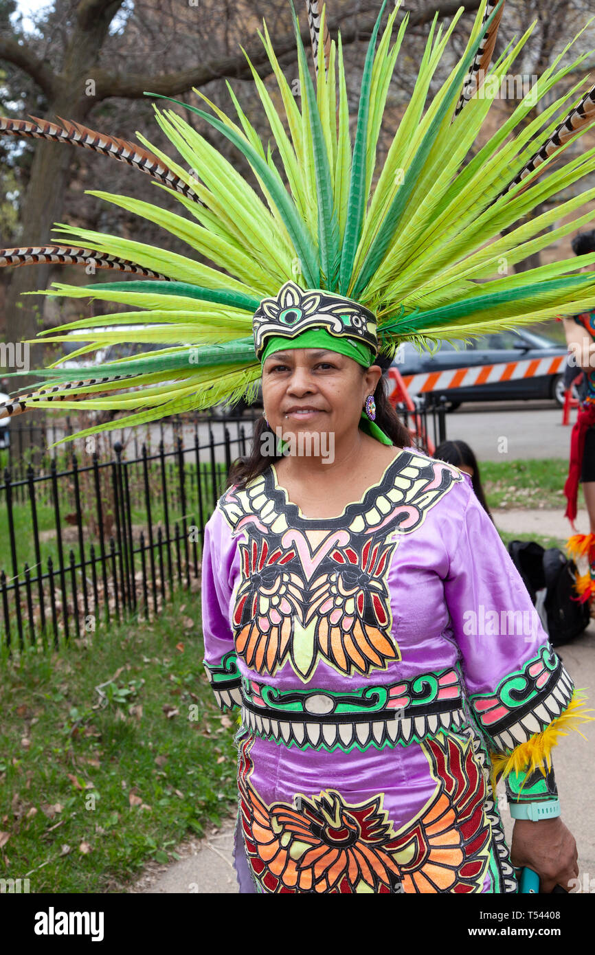 Frau gekleidet in traditionellen indigenen Kleidung tragen ein Gefiederter Kopf Stück im Cinco de Mayo Parade marschieren. St. Paul Minnesota MN USA Stockfoto