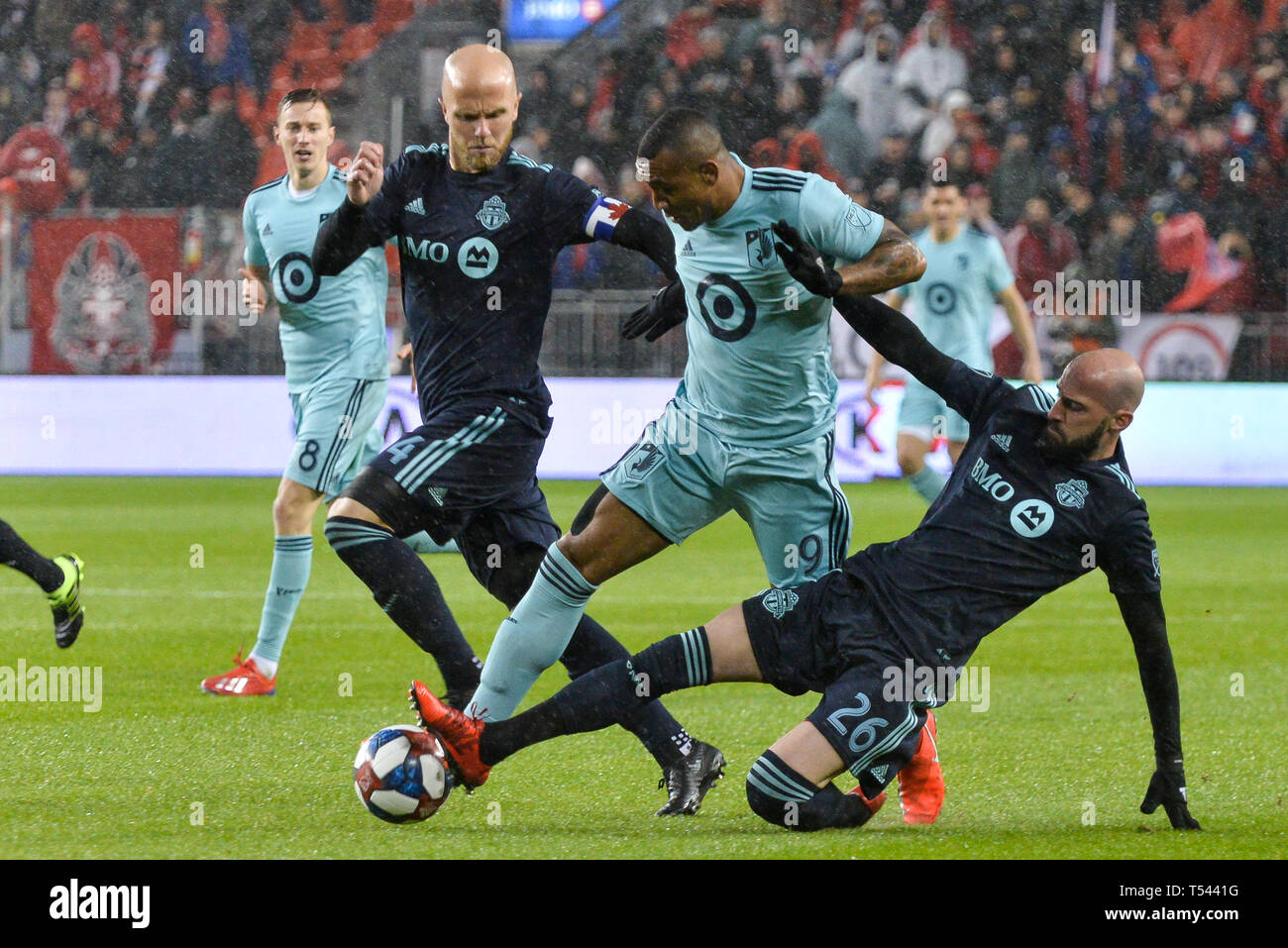 TORONTO, ONTARIO - 19. April: Michael Bradley #4 Mittelfeldspieler des Toronto FC und Laurent Ciman #26 Verteidiger des Toronto FC Bausteine Angelo Rodriguez #9 fo Stockfoto