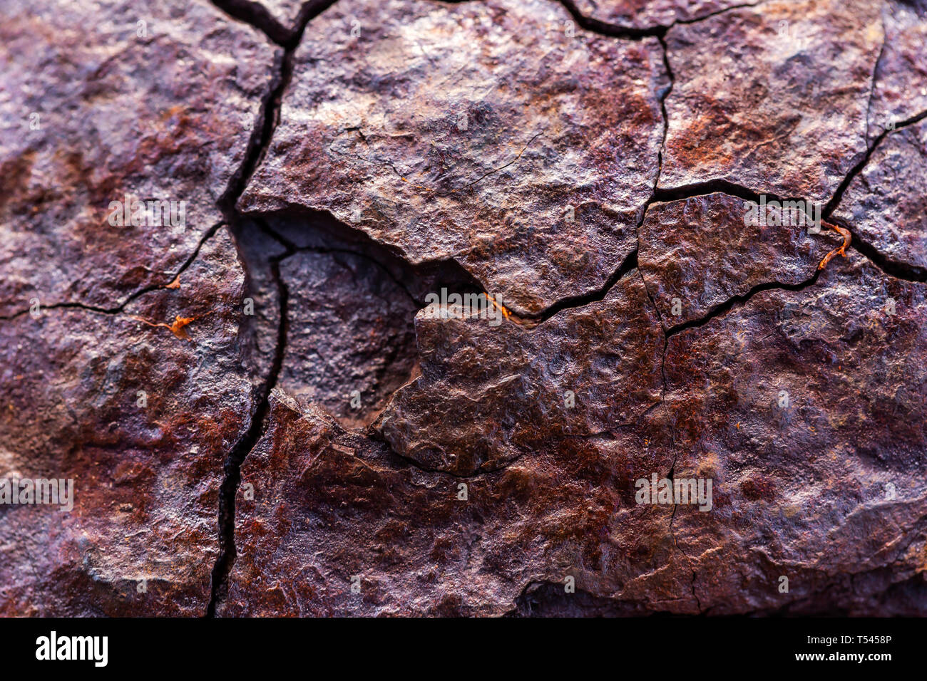 Die Oberfläche der gebrochenen Metall rostet natürlich. Stockfoto