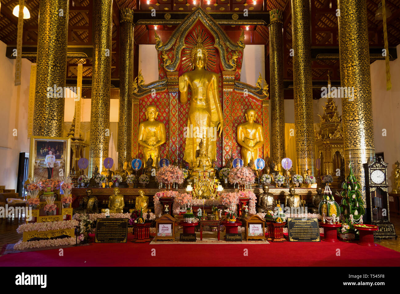 CHIANG MAI, THAILAND - Dezember 21, 2018: Altar des vihaa des buddhistischen Tempel Wat Chedi Luang Stockfoto