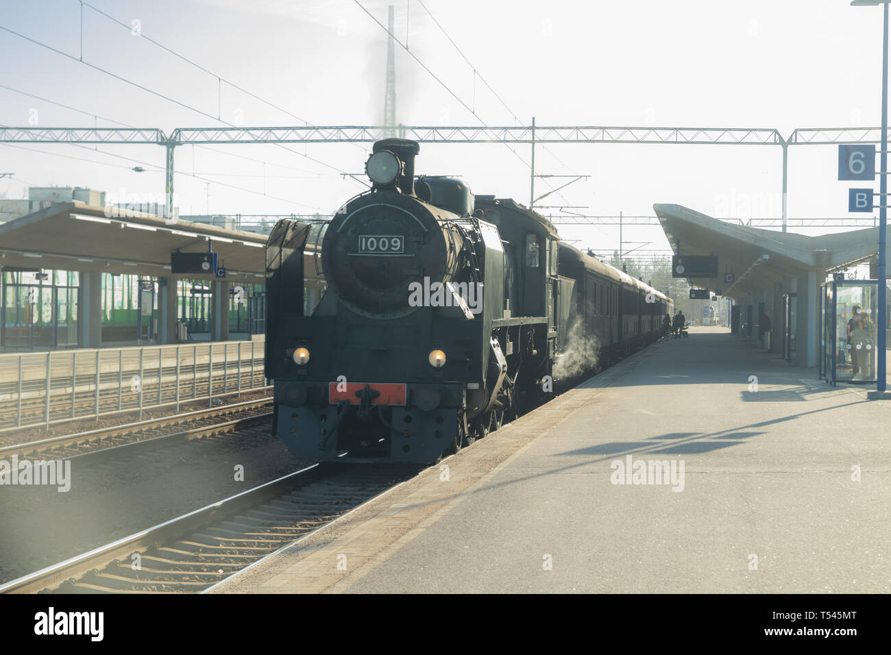 Kouvola, Finnland - 18 April 2019: alten Dampfzug Ukko-Pekka auf der Station am Morgen. Stockfoto