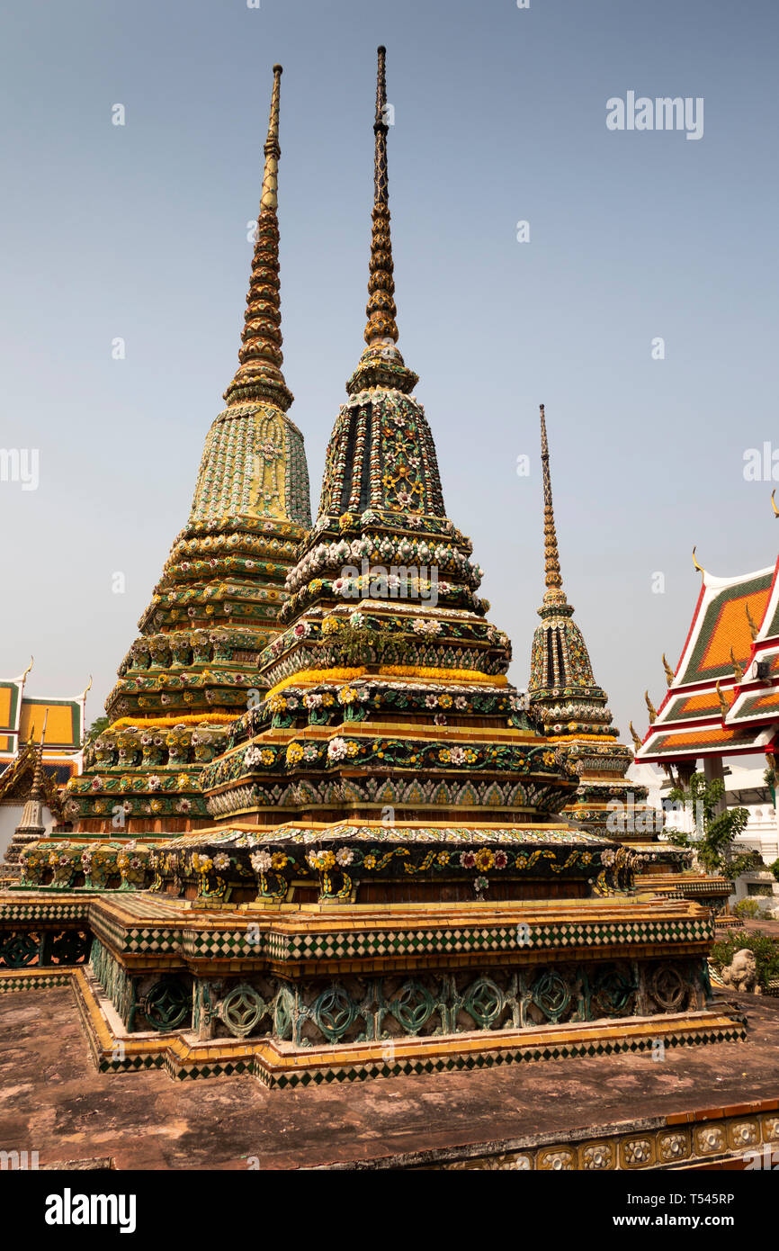 Thailand, Bangkok, Wat Pho, Phra Chedi Moo-Ha, farbenfroh gestaltete Gedenkstätte chedis auf die königliche Familie Stockfoto