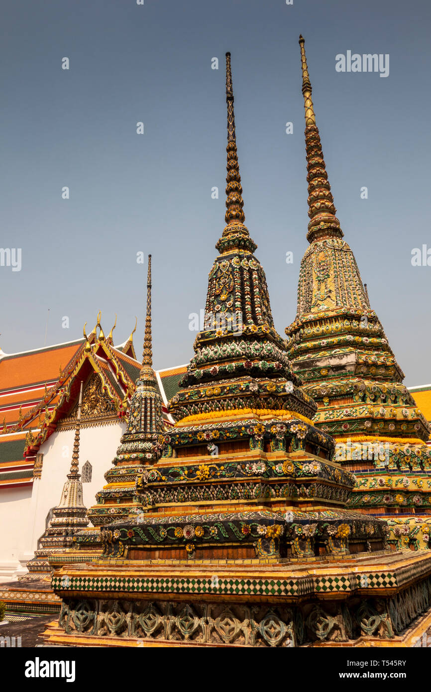 Thailand, Bangkok, Wat Pho, Phra Chedi Moo-Ha, farbenfroh gestaltete Gedenkstätte chedis auf die königliche Familie Stockfoto