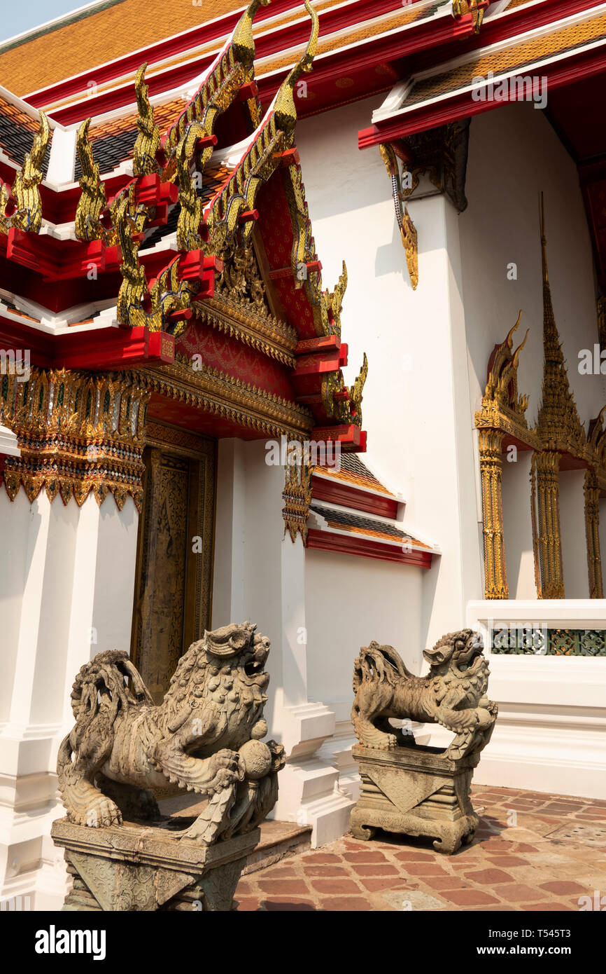 Thailand, Bangkok, Wat Pho, Phra Pancavaggiya, südlichen Vihara, Gebetsraum, guardian Löwen an verzierten Gateway Stockfoto