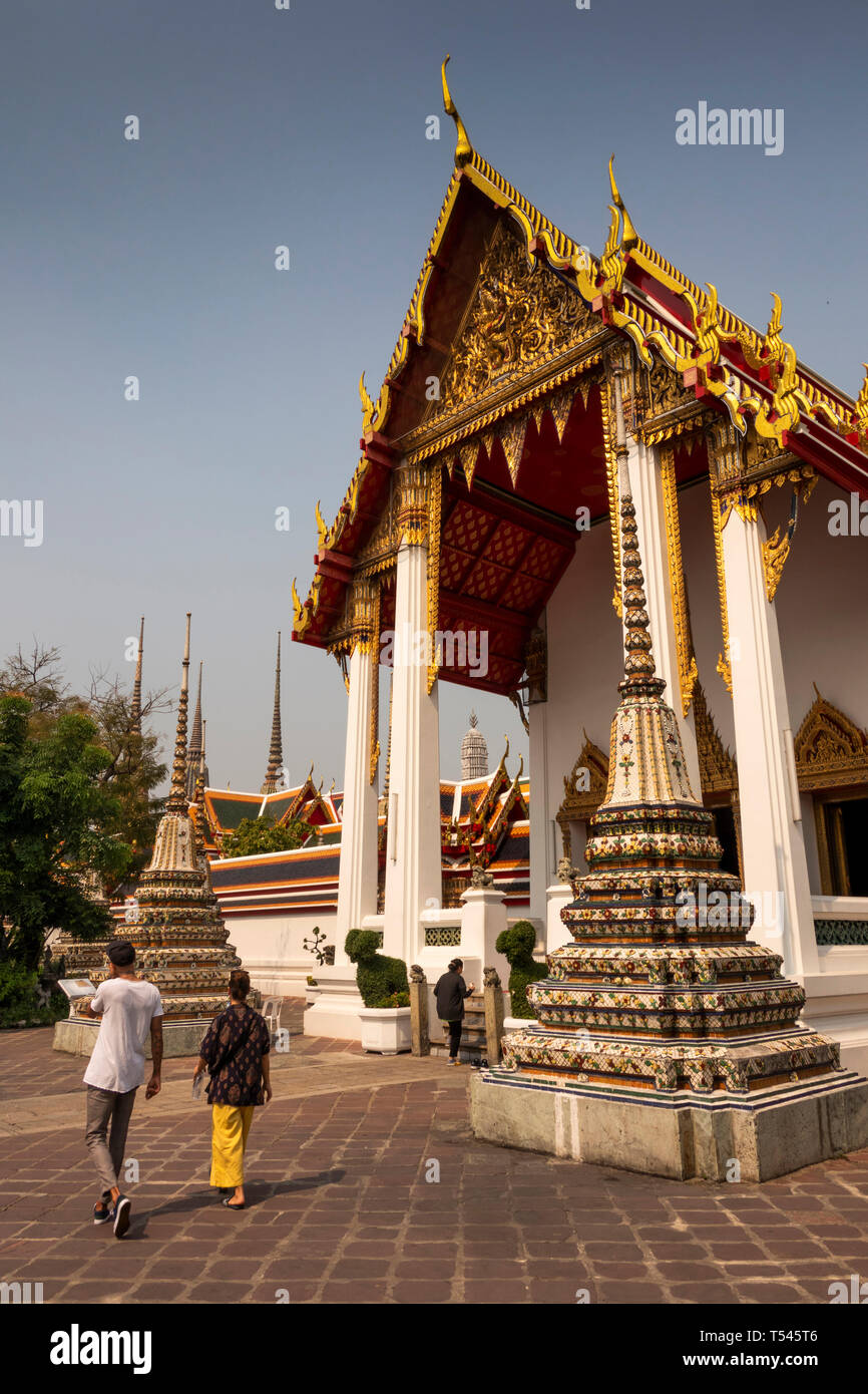 Thailand, Bangkok, Wat Pho, farbenfroh gestaltete Gedenkstätte chedis auf die königliche Familie an der Phra Pancavaggiya, südlichen Vihara, Gebet Hall Stockfoto