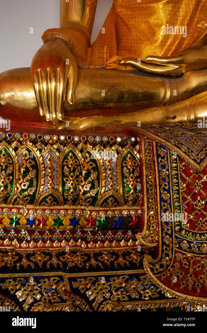 Thailand, Bangkok, Wat Pho, äußere Phra Rabiang von Phra Ubosot, goldene Buddha Statue mit der Hand berühren Boden in Bhumisparsha mudra Geste auf verzierten Stockfoto