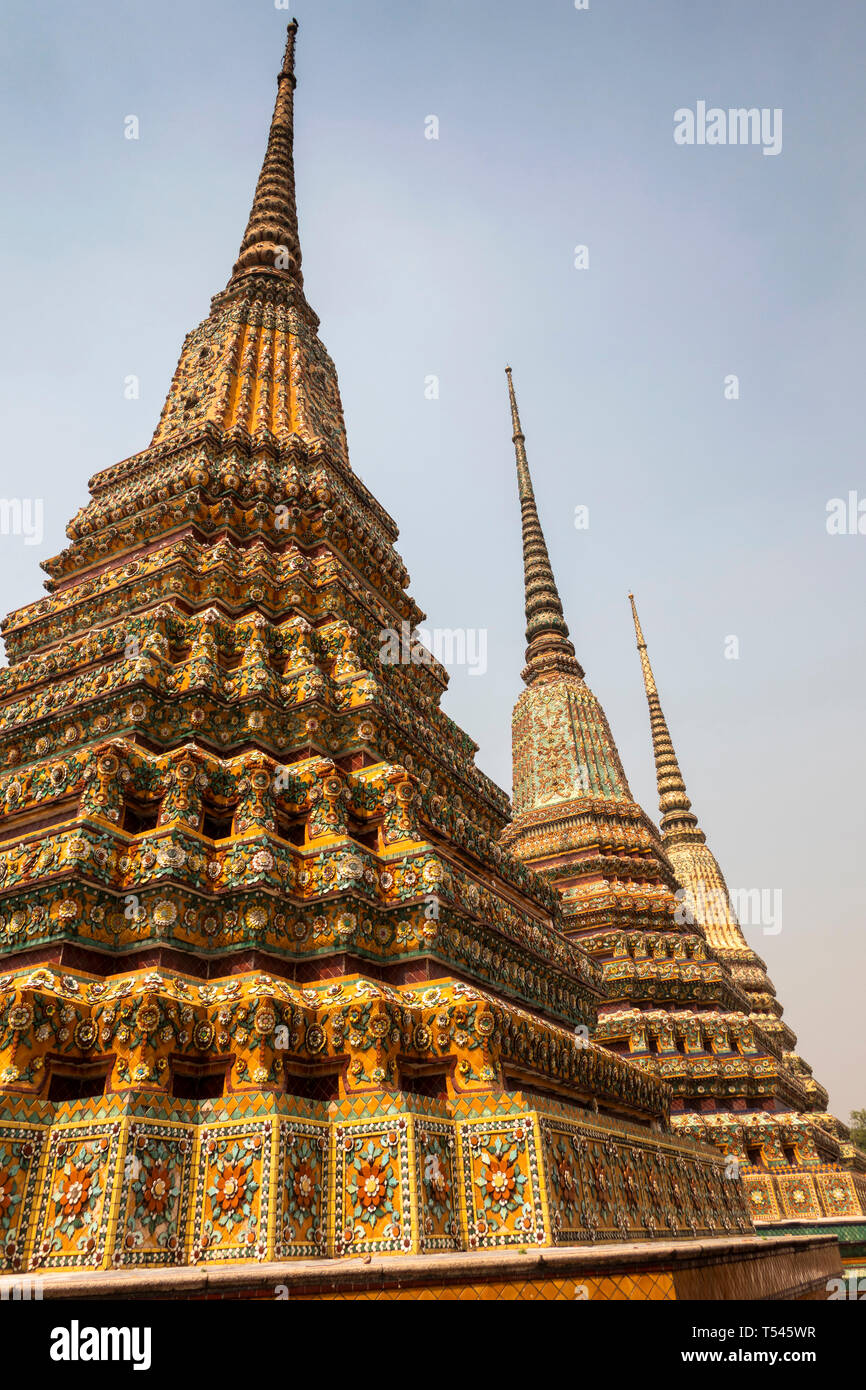 Thailand, Bangkok, Wat Pho, Phra Maha Chedi, Suan Misakawan Memorial chedis auf die königliche Familie eingerichtet Stockfoto