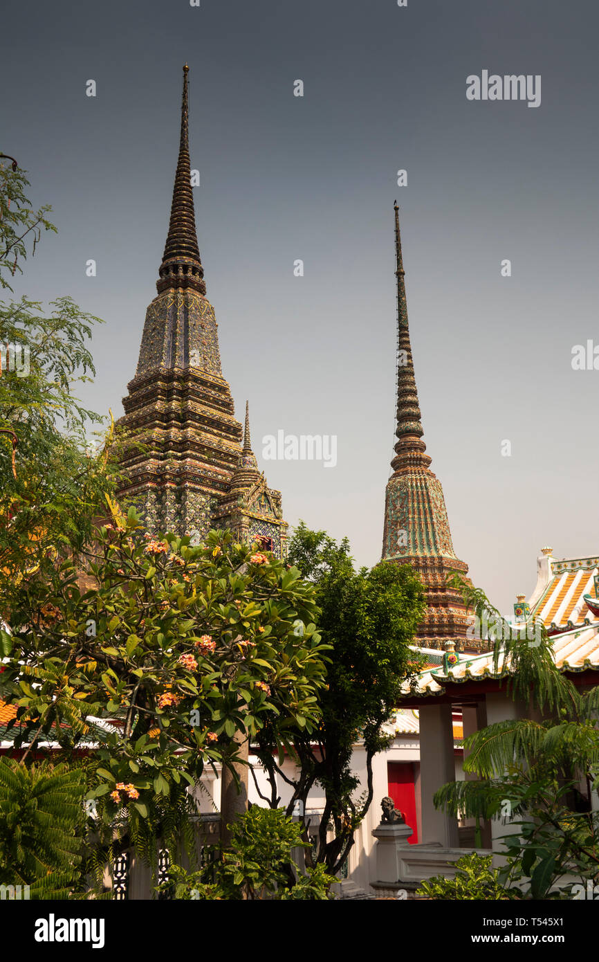 Thailand, Bangkok, Wat Pho, Phra Maha Chedi, Suan Misakawan Memorial chedis auf die königliche Familie von Crocodile Teich Stockfoto