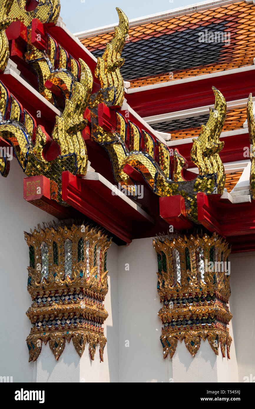 Thailand, Bangkok, Wat Pho, verzierten vergoldeten, Fliesen- Dekoration des Tempels Dachkehlen und Giebel Stockfoto