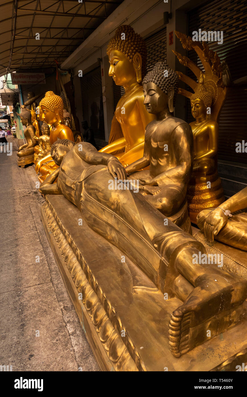 Thailand, Bangkok, Thanon Mahannop Bamrung Mueang, Soi 2, buddhistische Zubehör Shop, große goldene Liegen und Sitzen Buddhas für Verkauf Stockfoto