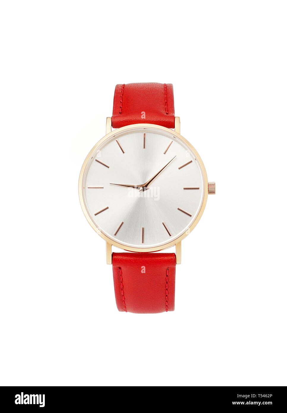 Gold's Classic Damenuhr mit weißem Zifferblatt, rotes Lederband, isolieren Sie auf einem weißen Hintergrund. Vorderansicht. Stockfoto