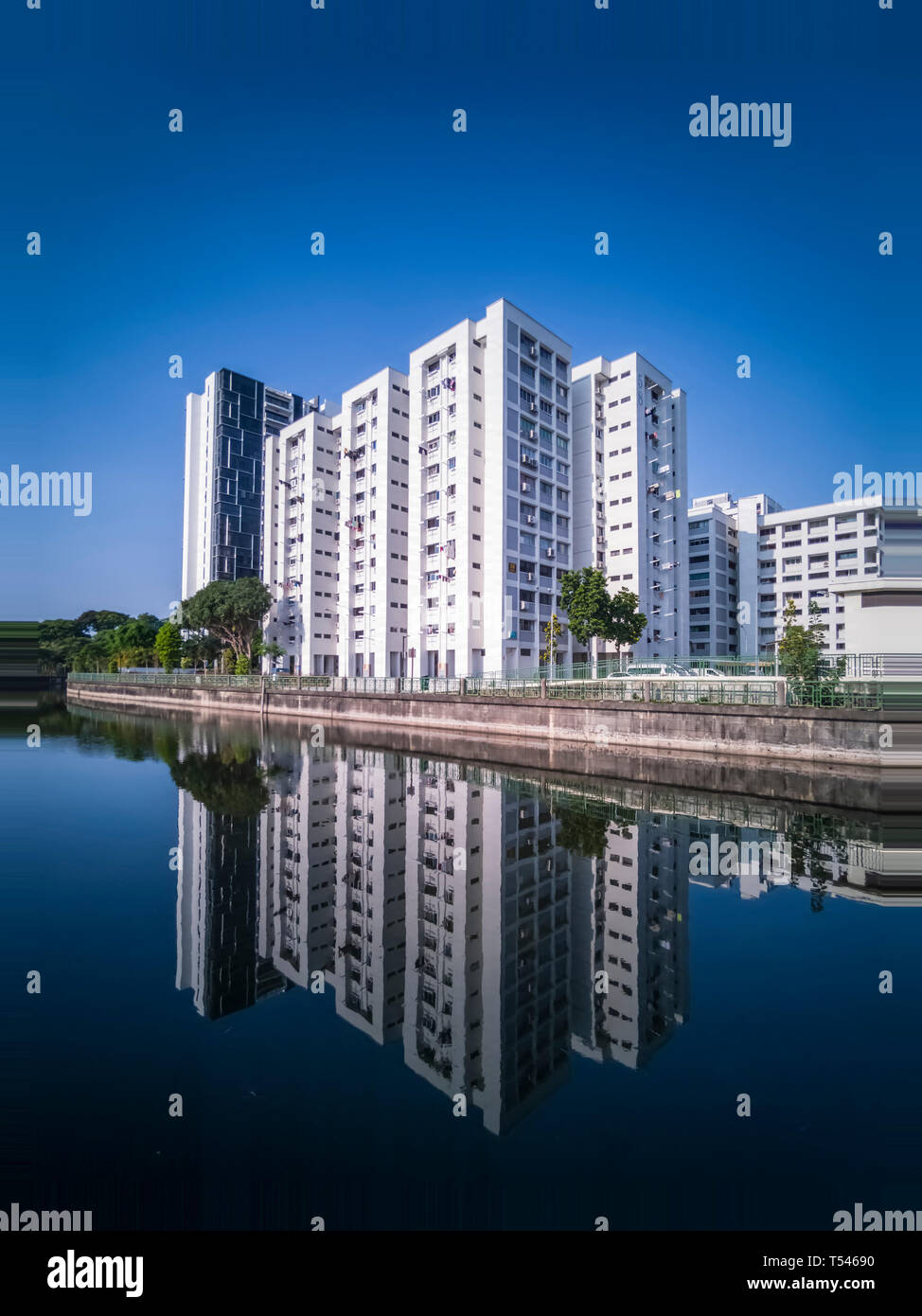 Ein wohnblock mit Reflexionen entlang Geylang Fluss in Geylang Park, Singapur Stockfoto