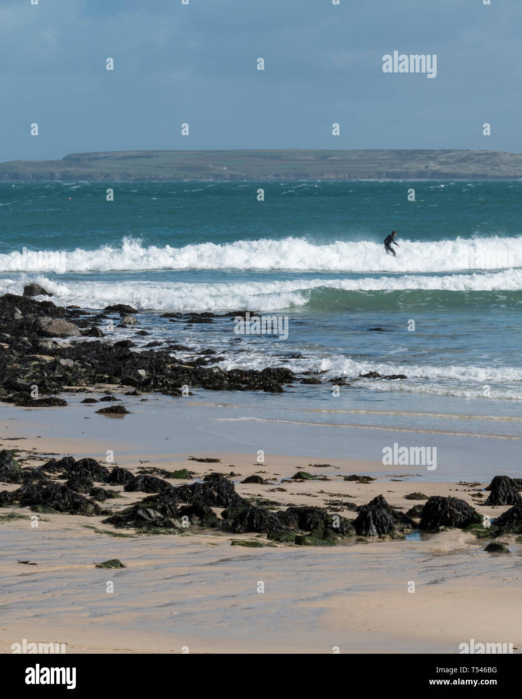 Surfer in St Ives, Cornwall im Winter Stockfoto
