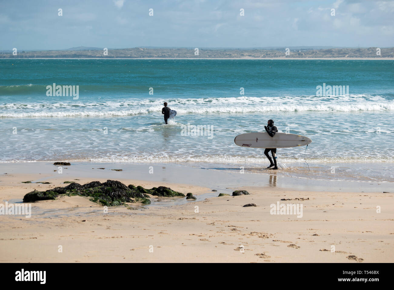 Surfer in St Ives, Cornwall im Winter Stockfoto