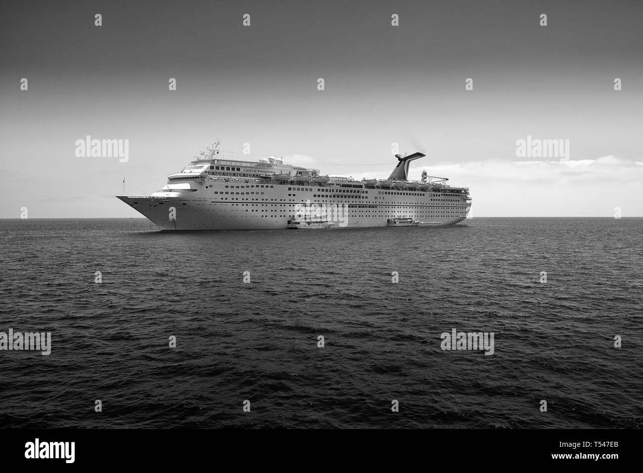 Schwarz-weiß-Foto von der Karneval Cruise Line, Kreuzfahrtschiff, Carnival Inspiration, im Anchor Off Avalon, Santa Catalina, Kalifornien, USA. Stockfoto