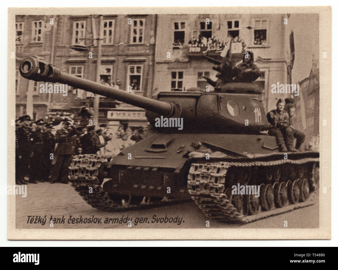 Sowjetische heavy tank-2 von der 1. tschechoslowakischen Armee Korps (První československý armádní Sbor) in der UDSSR verwendet nimmt an der Militärparade in Altstädter Ring (Staroměstské náměstí) in Prag, Tschechoslowakei, im Mai 1945. Schwarz-weiß Foto von einem unbekannten Fotografen auf der Tschechoslowakischen Ansichtskarte 1945 veröffentlicht. Mit freundlicher Genehmigung des Azoor Postkarte Sammlung. Stockfoto