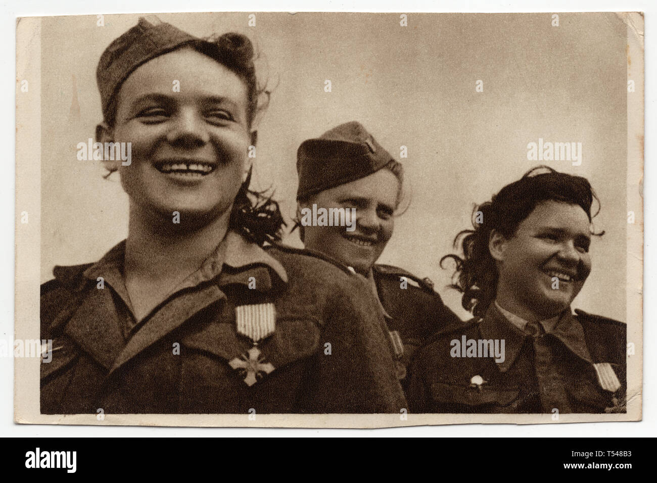 Im Mai 1945 nehmen die Frauen des 1. Tschechoslowakischen Armeekorps (První československý armádní sbor) in der UdSSR an der Militärparade auf dem Altstädter Ring (Staroměstské náměstí) in Prag Teil. Im Vordergrund ist der tschechoslowakische Armeemannsarzt Malvína Fantová dargestellt. Sie war das erste weibliche Mitglied der aufstrebenden 1. Tschechoslowakischen Truppen an der Ostfront. Die Frauen wurden nach der Schlacht von Sokolovo 1943 mit dem Tschechoslowakischen Kriegskreuz (Československý válečný Kříž) geschmückt. Mit freundlicher Genehmigung der Azoor Postcard Collection. Stockfoto