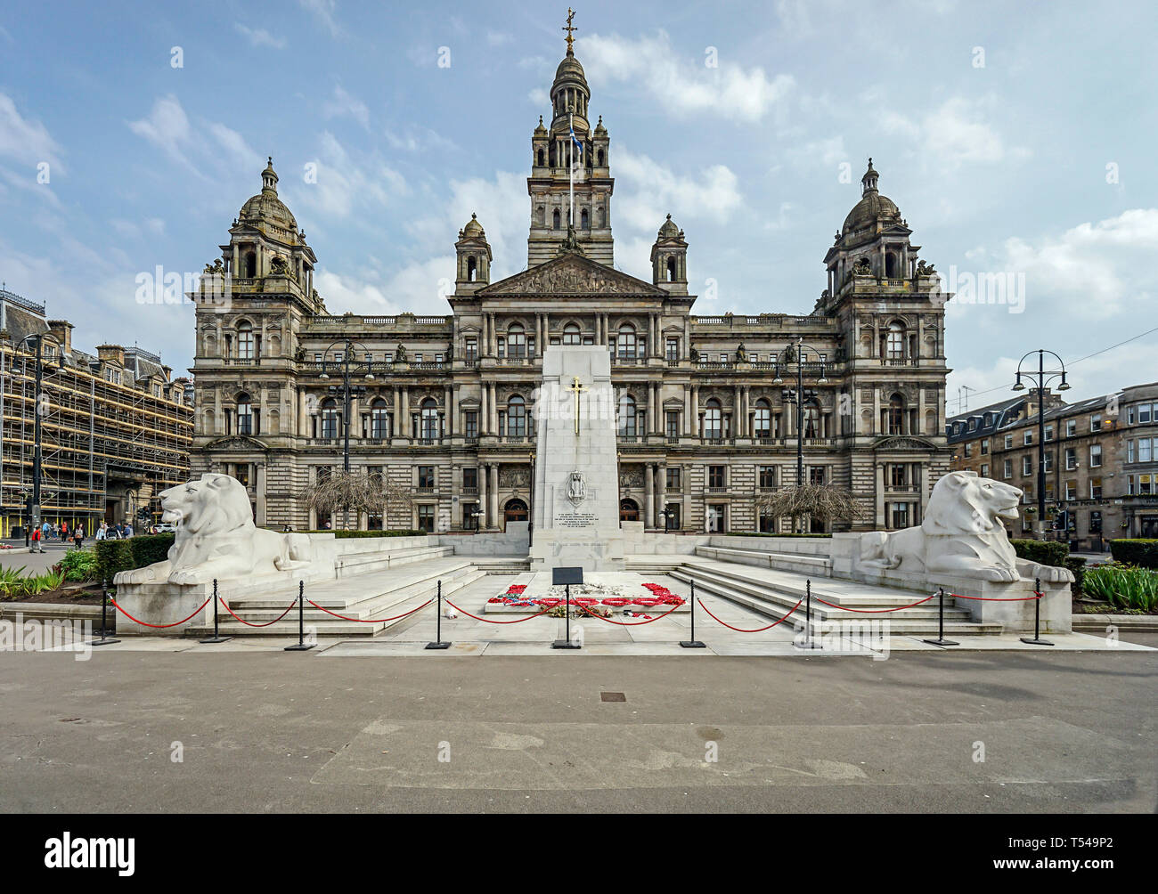 Das Ehrenmal und Glasgow City Chambers Gebäude am George Square im Zentrum von Glasgow Schottland Großbritannien mit Stockfoto