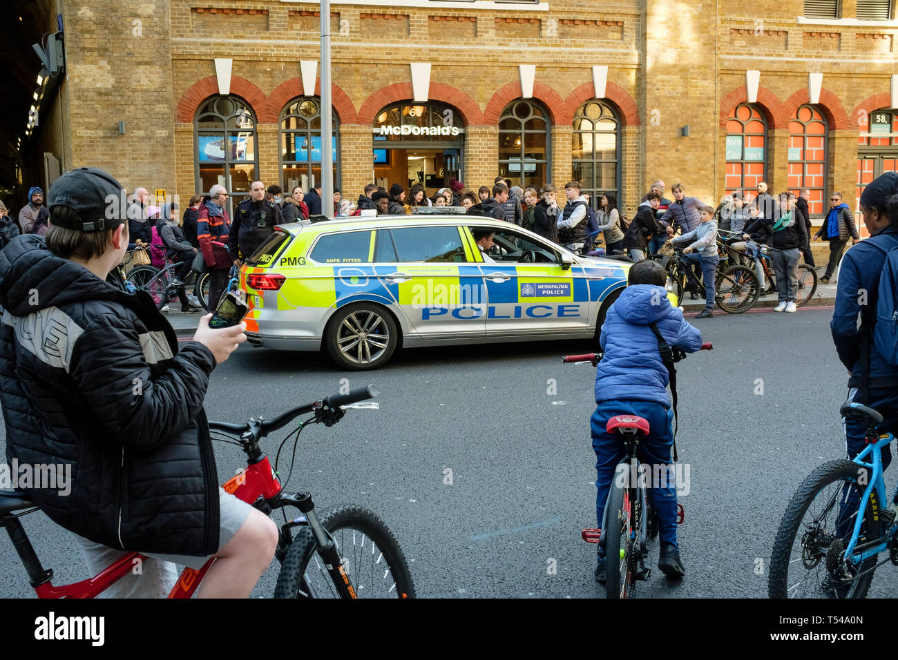 Die Metropolitan Police Officers sorgen Incident mit einer großen Anzahl von Jugendlichen, London, UK. Stockfoto
