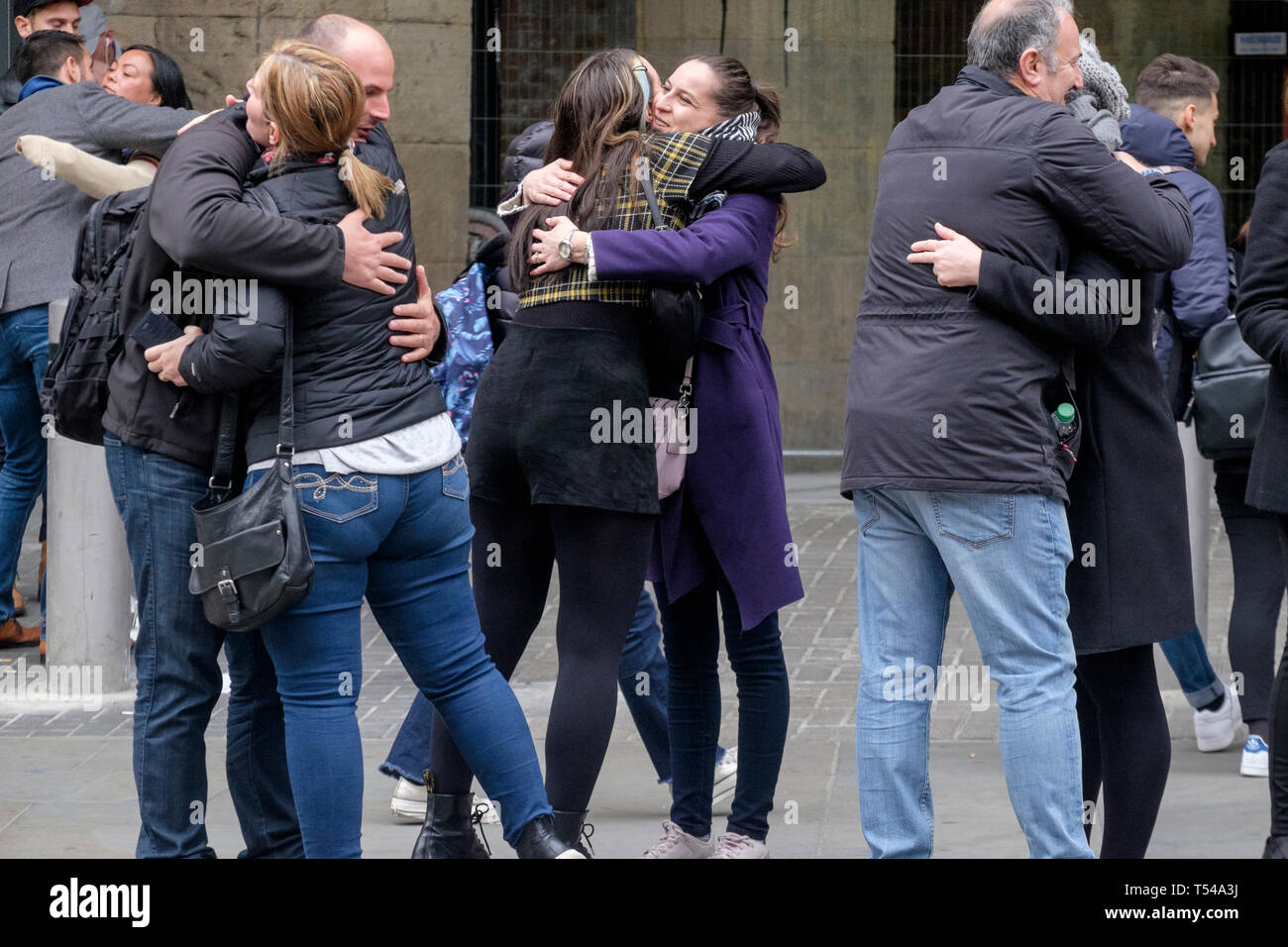 Eine Gruppe von Menschen zu umarmen, da sie auf die London Street. Stockfoto