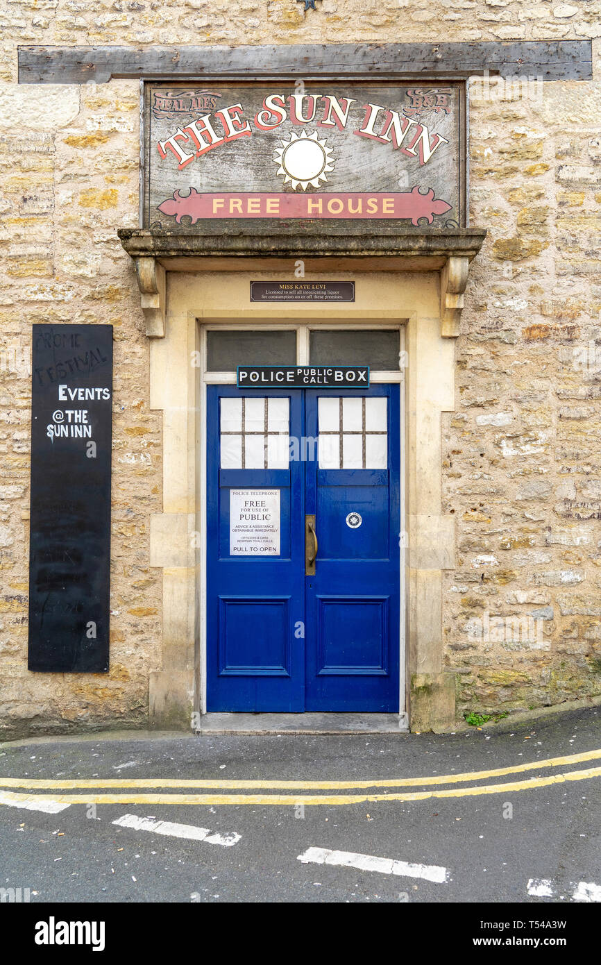 Eingang zum Sun Inn Pub im Stil eines altmodischen Polizei Telefonzelle in Frome, Somerset UK Stockfoto