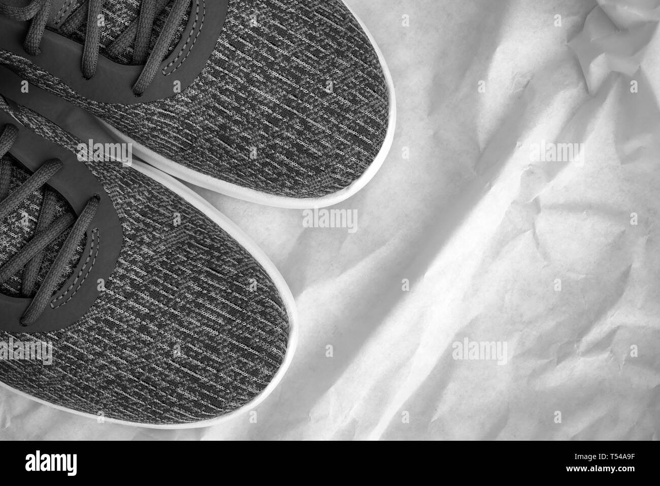 Grau Laufschuhe auf zerknittertes Papier. Close-up. Stockfoto