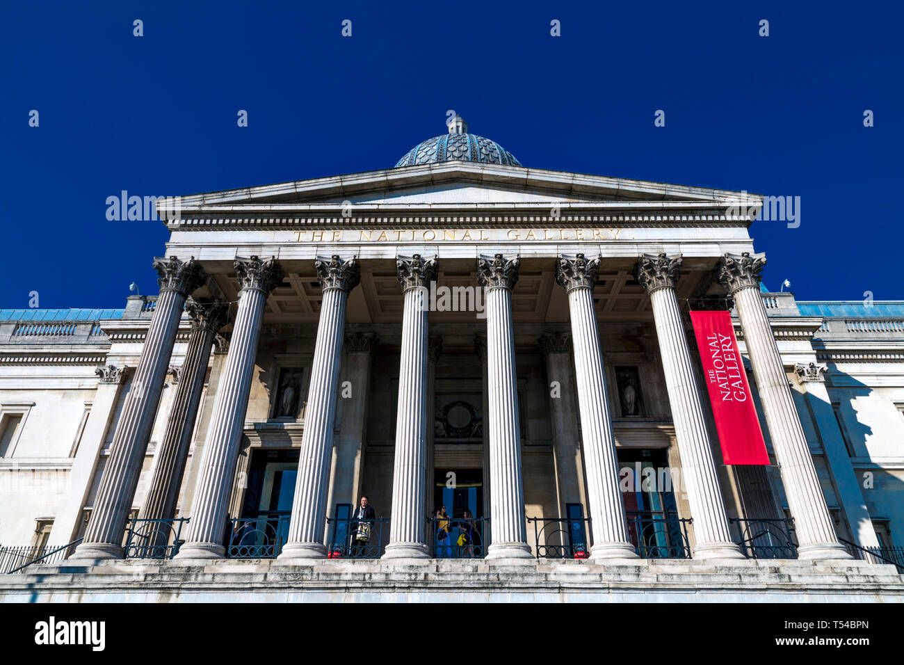 Von außen die National Gallery am Trafalgar Square, London, UK Stockfoto