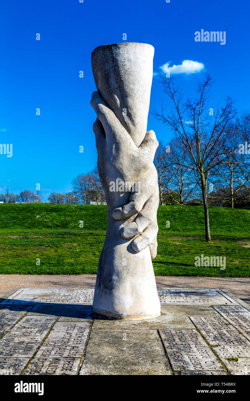 Arbeitnehmer Memorial in drei Mühlen Grün, in der Nähe von Bogen, 'Helfende Hände' 2001 Skulptur von Alec Peever in East London, UK Stockfoto