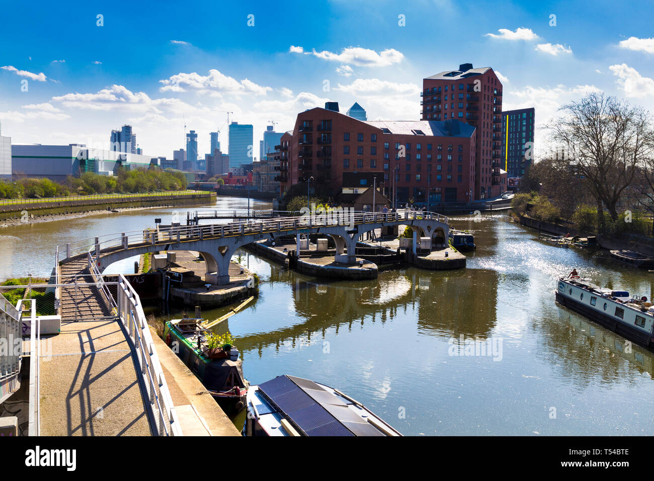Bug Schlösser, bi-direktionale Schlösser in Bromley-für-Bogen und Süden Bromley am Fluss Lea und Limehouse Cut in den Tower Hamlets, London, UK Stockfoto