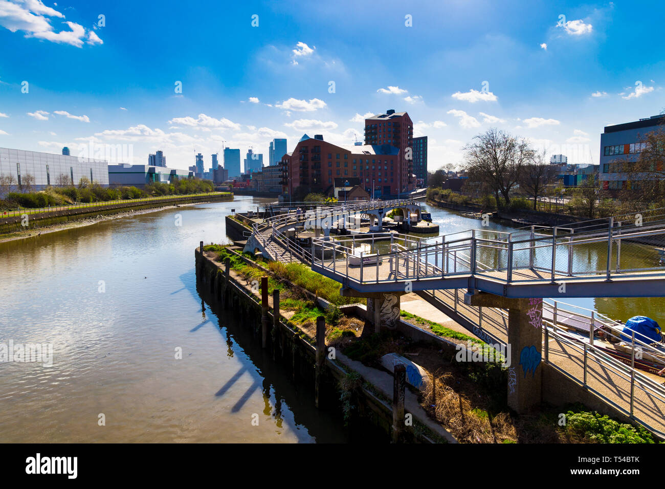 Bug Schlösser, bi-direktionale Schlösser in Bromley-für-Bogen und Süden Bromley am Fluss Lea und Limehouse Cut in den Tower Hamlets, London, UK Stockfoto