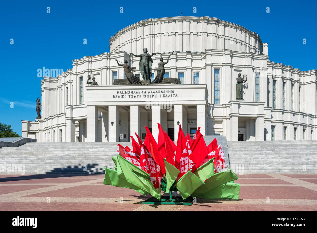 Die nationalen Theater für Oper und Ballett von Belarus in Minsk. An der Fassade des Gebäudes ist geschrieben: Nationale Akademische Großes Theater für Oper und Ballett Stockfoto