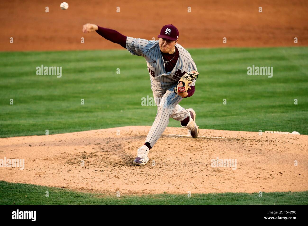 Fayetteville, USA. 19. April 2019. 19.April 2019: Mississippi State Krug Keegan James #18 Werke aus dem Hügel. Arkansas besiegte Mississippi Zustand 12-5 in Fayetteville, AR, Richey Miller/CSM Credit: Cal Sport Media/Alamy leben Nachrichten Stockfoto