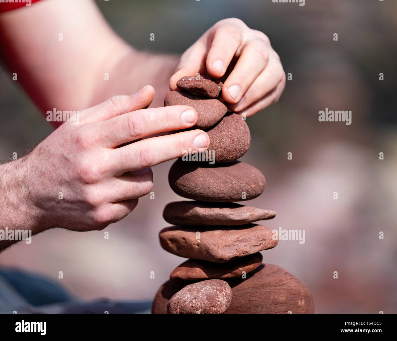 Dunbar, Schottland, Großbritannien. 20 Apr, 2019. Wettbewerber in den 30 Minuten die meisten Steine Höhe Ereignis auf Auge Cave Beach in Dunbar bei der Eröffnung der Europäischen Stein Stacking Meisterschaft 2019. Credit: Iain Masterton/Alamy leben Nachrichten Stockfoto