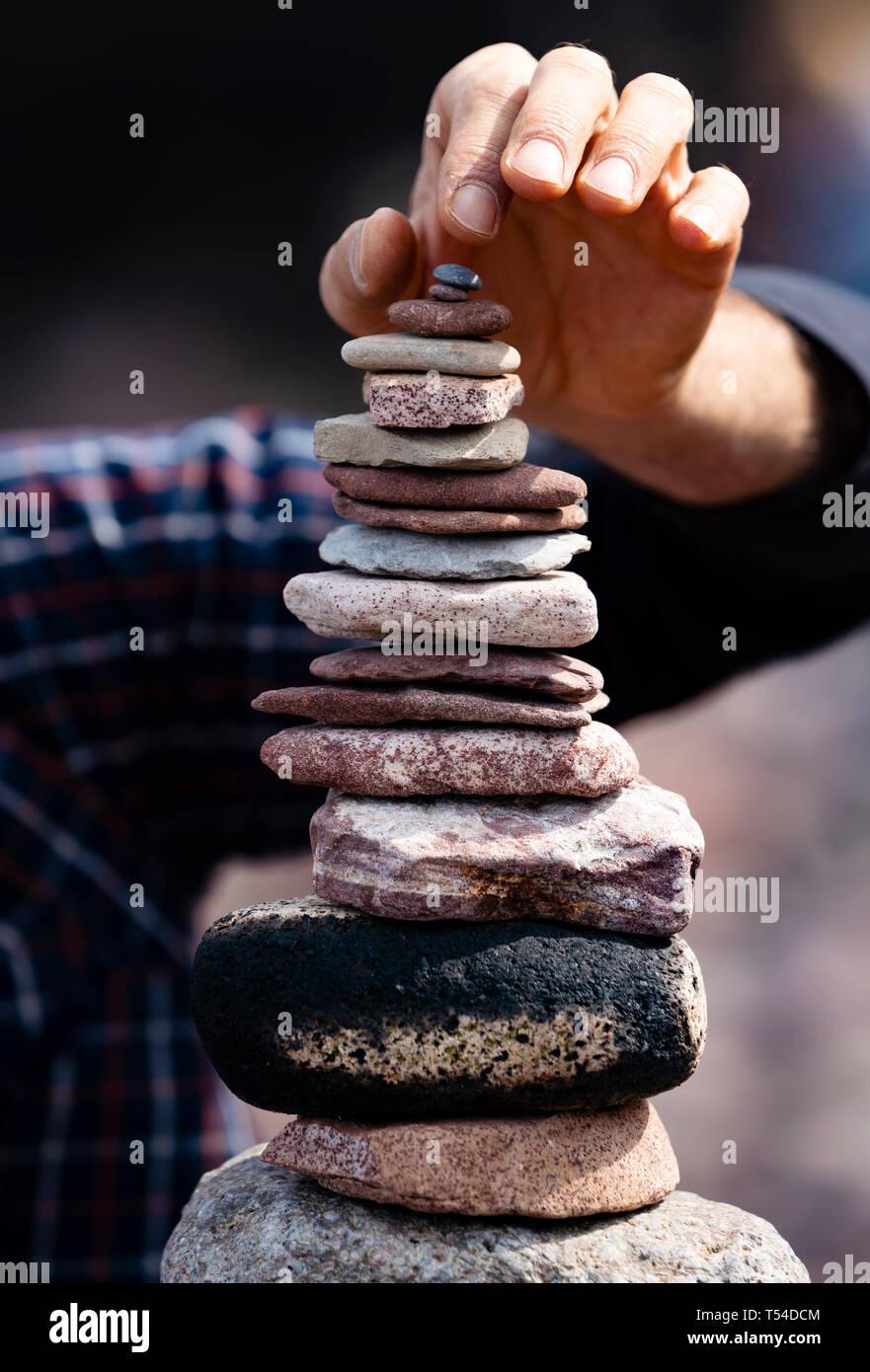 Dunbar, Schottland, Großbritannien. 20 Apr, 2019. Wettbewerber in den 30 Minuten die meisten Steine Höhe Ereignis auf Auge Cave Beach in Dunbar bei der Eröffnung der Europäischen Stein Stacking Meisterschaft 2019. Credit: Iain Masterton/Alamy leben Nachrichten Stockfoto