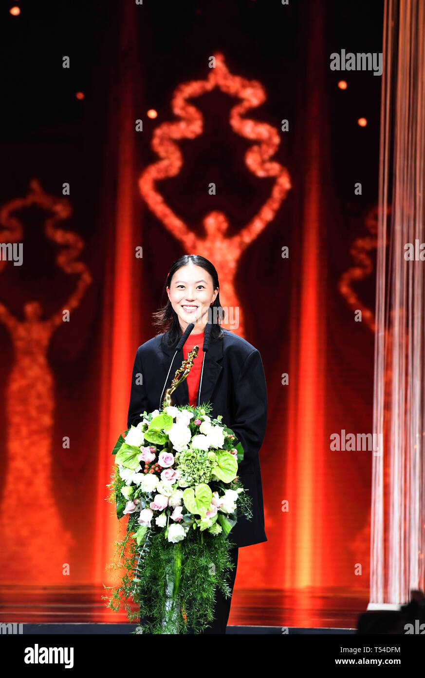 Peking, China. 20 Apr, 2019. Lea Dou, Sieger der Tiantan Award für die beste Schauspielerin in einer Nebenrolle im Film "Das elfte Kapitel', spricht während der Abschlussfeier der neunten Beijing International Film Festival in Peking, der Hauptstadt von China, 20. April 2019. Credit: Chen Yehua/Xinhua/Alamy leben Nachrichten Stockfoto