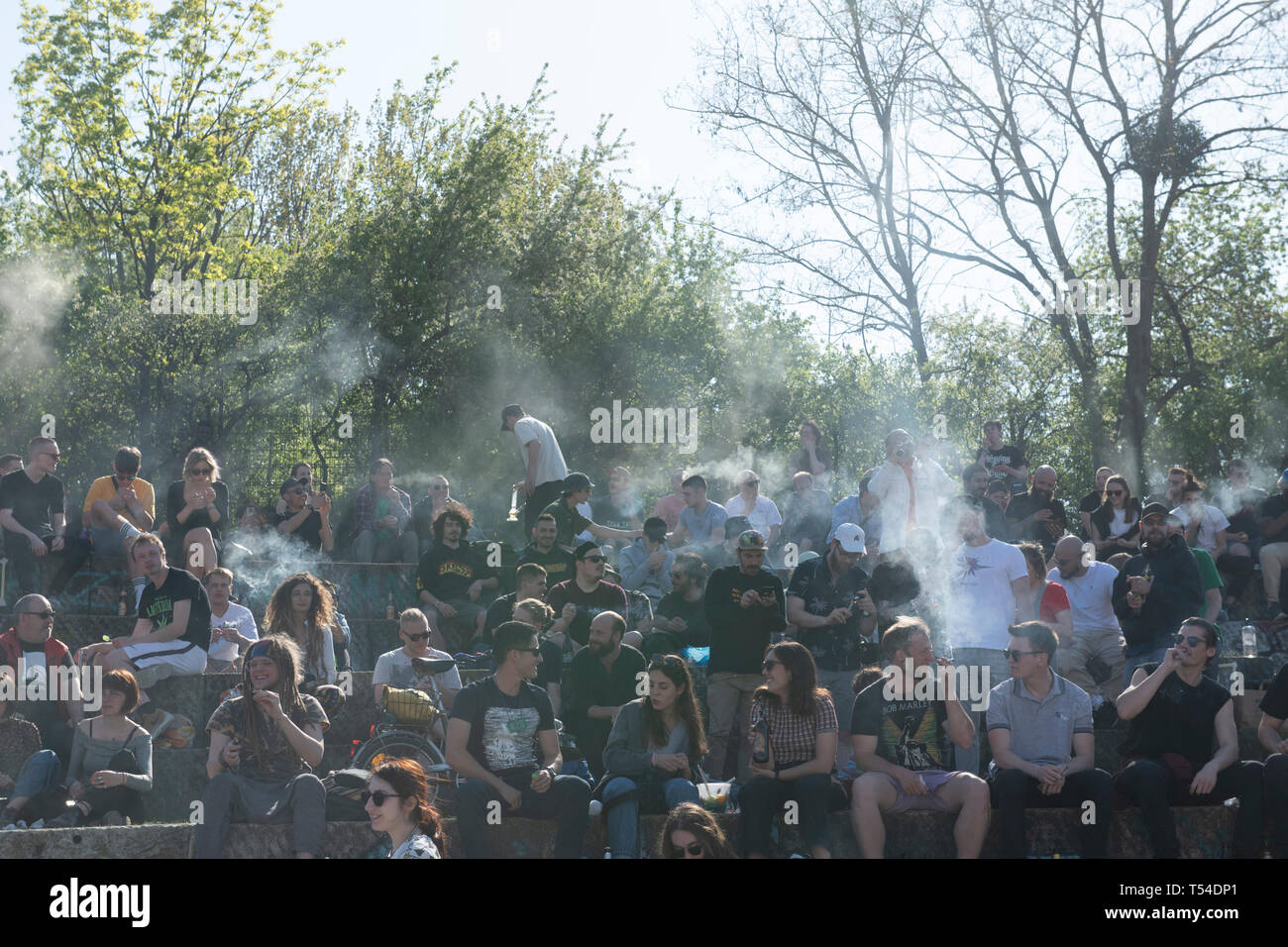 Berlin, Deutschland. 20 Apr, 2019. Die Leute sitzen im Görlitzer Park in einer großen Wolke von Rauch und Rauch Gelenke während einer Protestaktion für juristische Cannabiskonsum gewickelt. Credit: Paul Zinken/dpa/Alamy leben Nachrichten Stockfoto