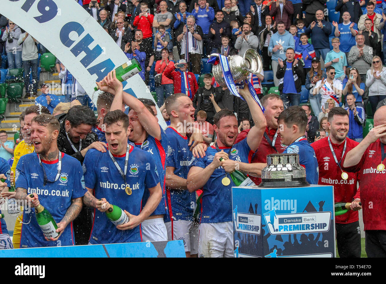 Windsor Park, Belfast, Nordirland, Großbritannien. 20 Apr, 2019. Linfield, bestätigt als Danske Bank Premiership Champions am vergangenen Samstag, die League Trophy heute aufgehoben nach Hause Ligaspiel gegen Glenavon mit. Die Belfast Seite, vom ehemaligen Nordirland internationale David Healy verwaltet, haben jetzt die irischen Liga Titel über 53 Gelegenheiten gewonnen. Linfield Kapitän Jamie Mulgrew hebt die Ligen Siegertrophäe - Die Gibson Cup - für Linfield. Credit: CAZIMB/Alamy Leben Nachrichten. Stockfoto