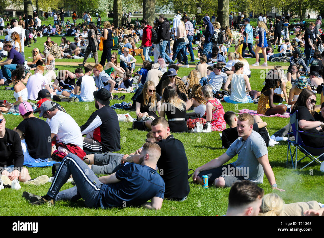 Hyde Park, London, Großbritannien, 20. Apr 2019 - Zehntausende Menschen genießen Sie sonnige und warme Wetter im Londoner Hyde Park. Nach dem Met Office, heute ist der heisseste Tag in diesem Jahr bisher und heißesten Ostern für 70 Jahre in vielen Teilen der britischen Aalen bei Temperaturen wärmer als Mediterrane Tourist Spots. Die Hitzewelle ist zu sehen erwarteten Temperaturen Glockencharakteristik mit rekordverdächtigen Höhen von 26C am Ostersonntag und 27 C am Ostermontag. Credit: Dinendra Haria/Alamy leben Nachrichten Stockfoto