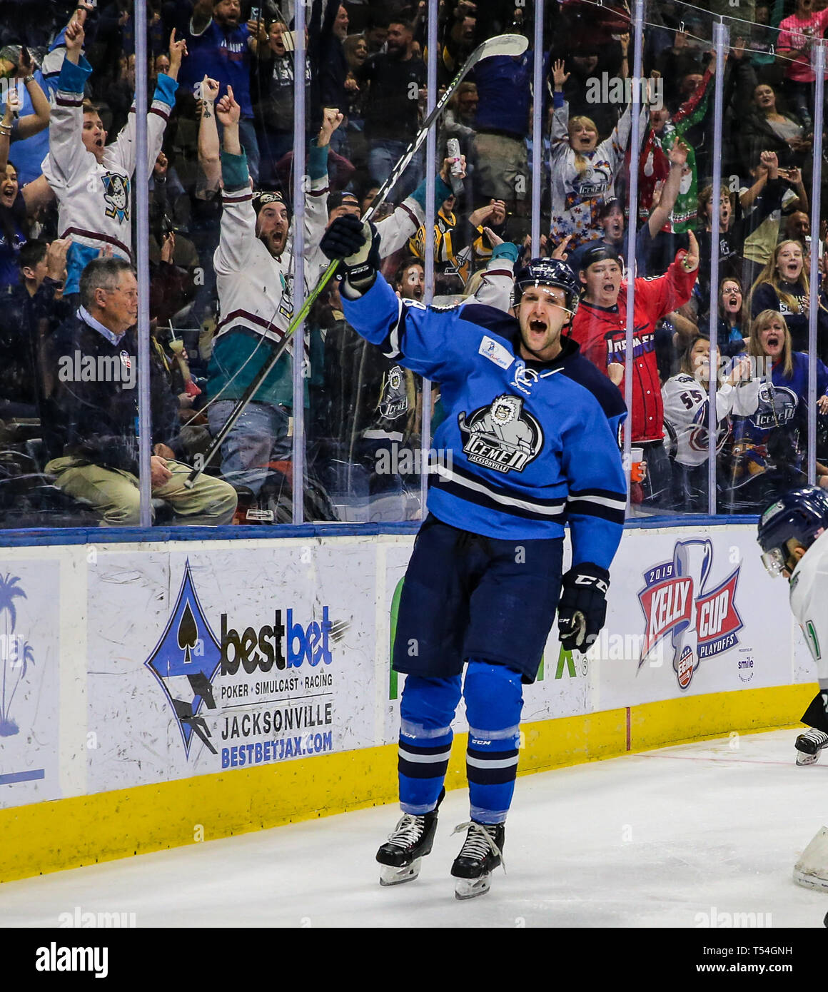 Jacksonville, USA. 19 Apr, 2019. Jacksonville Eisgruben steigt vorwärts Cam Maclise (8) feiert sein Ziel in der ersten Periode von ein echl Professional Hockey Endspiel Spiel gegen die Florida Everblades am Veterans Memorial Arena in Jacksonville, Fla., Freitag, 19 April, 2019. (Gary Lloyd McCullough/Cal Sport Media) Credit: Cal Sport Media/Alamy leben Nachrichten Stockfoto
