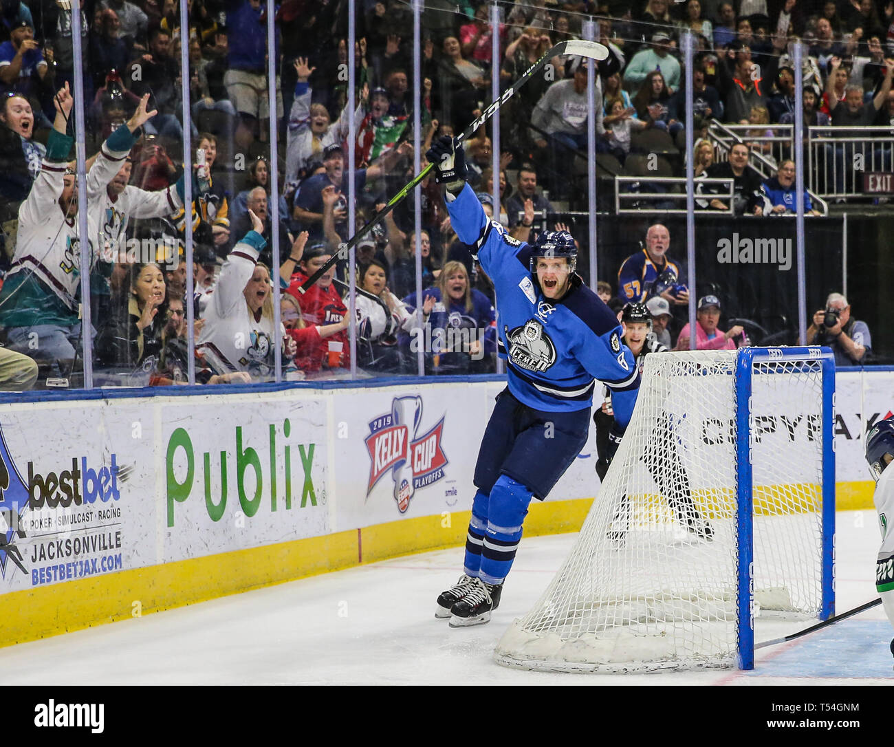 Jacksonville, USA. 19 Apr, 2019. Jacksonville Eisgruben steigt vorwärts Cam Maclise (8) feiert sein Ziel in der ersten Periode von ein echl Professional Hockey Endspiel Spiel gegen die Florida Everblades am Veterans Memorial Arena in Jacksonville, Fla., Freitag, 19 April, 2019. (Gary Lloyd McCullough/Cal Sport Media) Credit: Cal Sport Media/Alamy leben Nachrichten Stockfoto