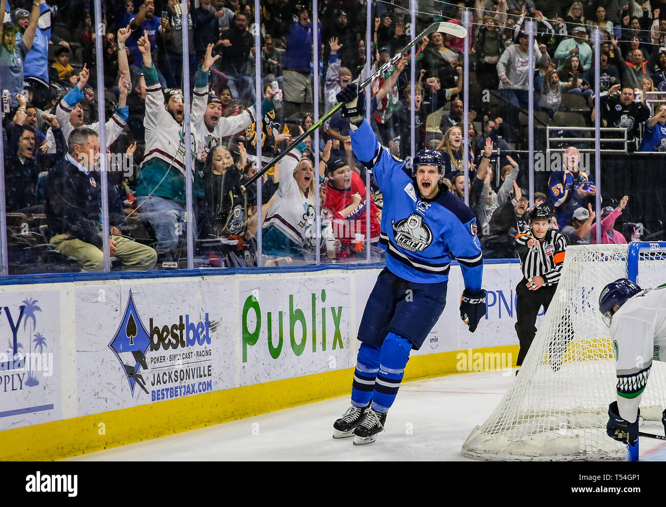 Jacksonville, USA. 19 Apr, 2019. Jacksonville Eisgruben steigt vorwärts Cam Maclise (8) feiert sein Ziel in der ersten Periode von ein echl Professional Hockey Endspiel Spiel gegen die Florida Everblades am Veterans Memorial Arena in Jacksonville, Fla., Freitag, 19 April, 2019. (Gary Lloyd McCullough/Cal Sport Media) Credit: Cal Sport Media/Alamy leben Nachrichten Stockfoto