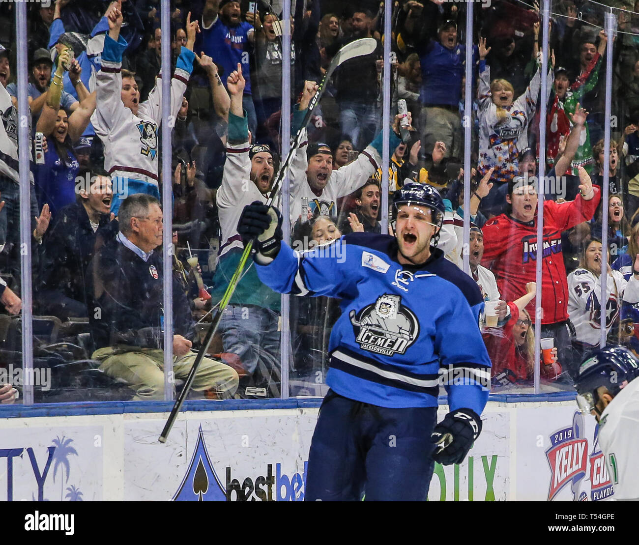 Jacksonville, USA. 19 Apr, 2019. Jacksonville Eisgruben steigt vorwärts Cam Maclise (8) feiert sein Ziel in der ersten Periode von ein echl Professional Hockey Endspiel Spiel gegen die Florida Everblades am Veterans Memorial Arena in Jacksonville, Fla., Freitag, 19 April, 2019. (Gary Lloyd McCullough/Cal Sport Media) Credit: Cal Sport Media/Alamy leben Nachrichten Stockfoto