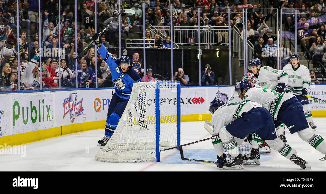 Jacksonville, USA. 19 Apr, 2019. Jacksonville Eisgruben steigt vorwärts Cam Maclise (8) feiert sein Ziel in der ersten Periode von ein echl Professional Hockey Endspiel Spiel gegen die Florida Everblades am Veterans Memorial Arena in Jacksonville, Fla., Freitag, 19 April, 2019. (Gary Lloyd McCullough/Cal Sport Media) Credit: Cal Sport Media/Alamy leben Nachrichten Stockfoto