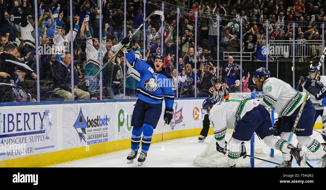 Jacksonville, USA. 19 Apr, 2019. Jacksonville Eisgruben steigt vorwärts Cam Maclise (8) feiert sein Ziel in der ersten Periode von ein echl Professional Hockey Endspiel Spiel gegen die Florida Everblades am Veterans Memorial Arena in Jacksonville, Fla., Freitag, 19 April, 2019. (Gary Lloyd McCullough/Cal Sport Media) Credit: Cal Sport Media/Alamy leben Nachrichten Stockfoto