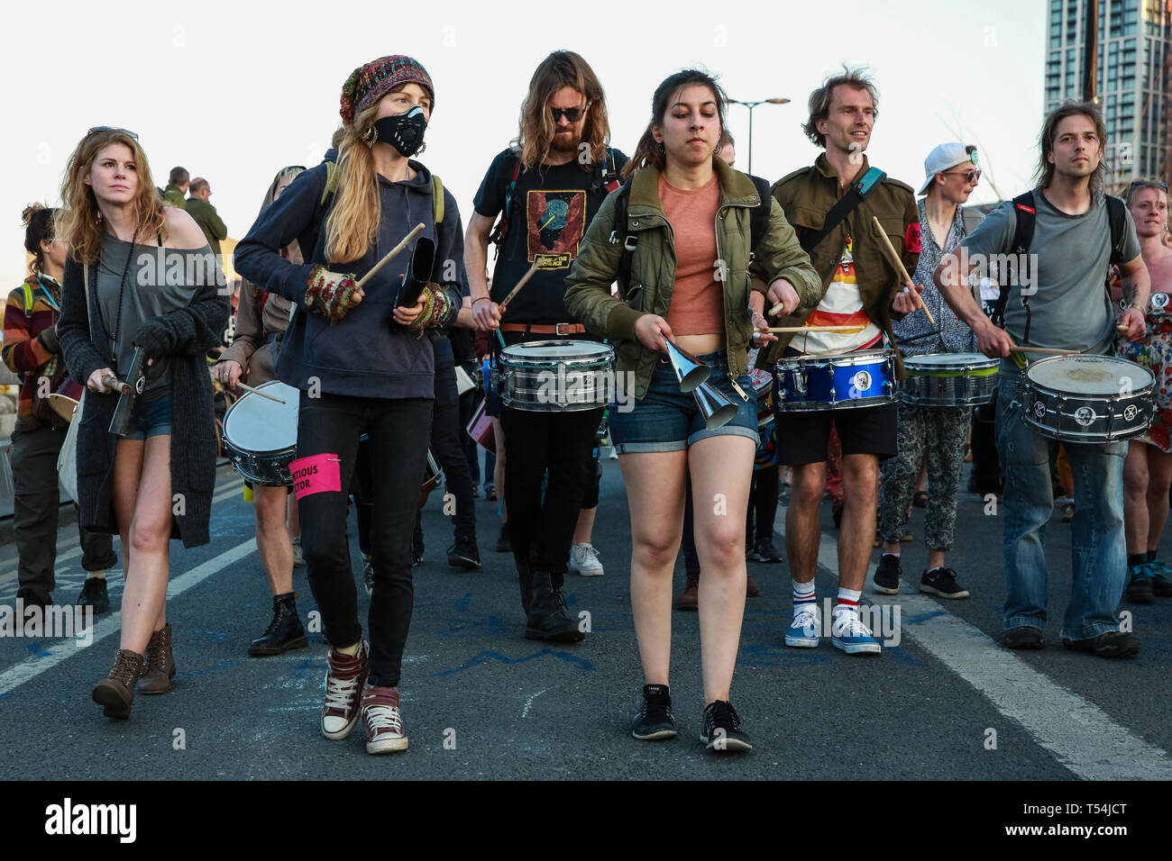 London, Großbritannien. 20. April 2019. Die XR Samba Band führt auf der Waterloo Bridge, die durch den Klimawandel Aktivisten vor dem Aussterben Rebellion für sechs Tage gesperrt wurde. Während dieser Zeit haben Sie eine Garten Brücke für Internationale Rebellion Aktivitäten verwendet wird, dringend Maßnahmen zu verlangen, den Klimawandel durch die britische Regierung zu bekämpfen. Credit: Mark Kerrison/Alamy leben Nachrichten Stockfoto